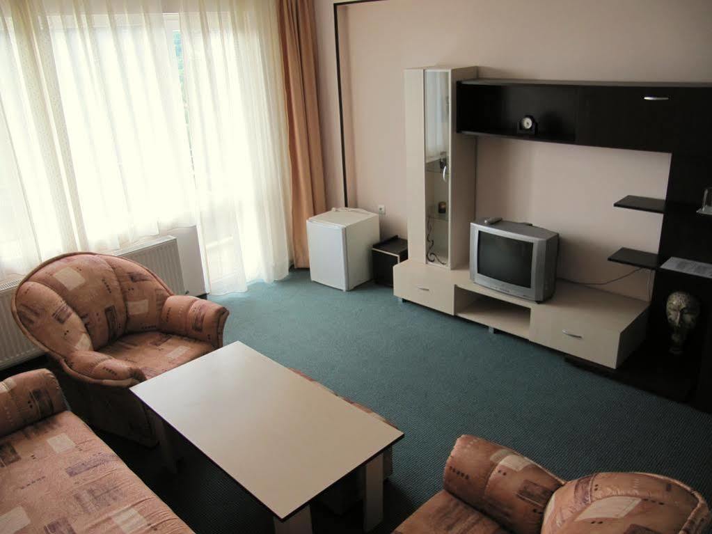 Family Hotel Lipite Tipchenitsa Exterior photo