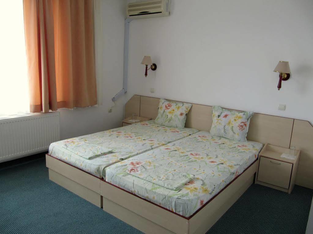 Family Hotel Lipite Tipchenitsa Exterior photo