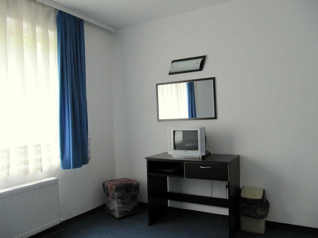 Family Hotel Lipite Tipchenitsa Exterior photo