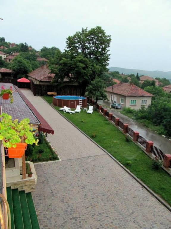 Family Hotel Lipite Tipchenitsa Exterior photo
